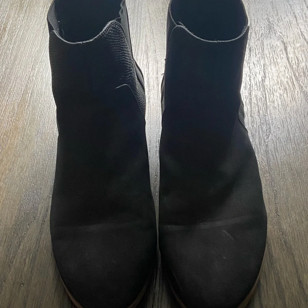 Roxy Black Ankle Boots with Brown Sole‎